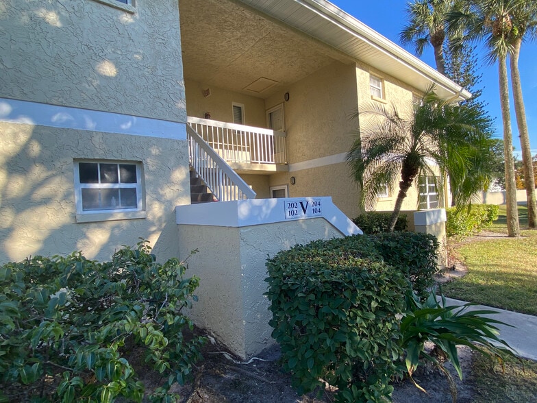 Building Photo - 1566 SE Royal Green Cir