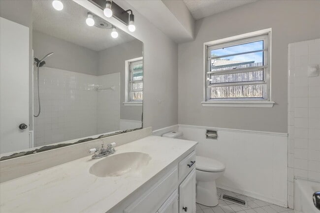 Building Photo - 3600 Sunvalley Dr