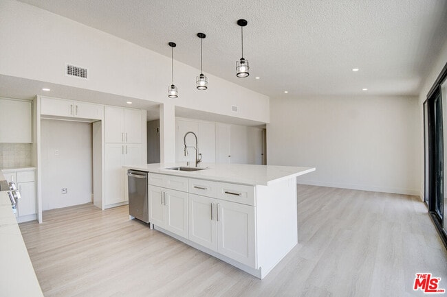 Building Photo - 5452 Rockledge Dr