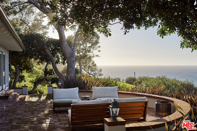 Building Photo - 1115 Palos Verdes Dr W