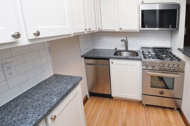 Building Photo - 1 Bedroom Apartment One Block From The Capital