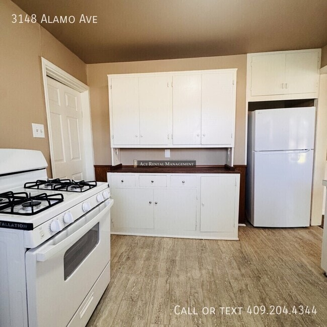 Building Photo - 3148 Alamo Ave