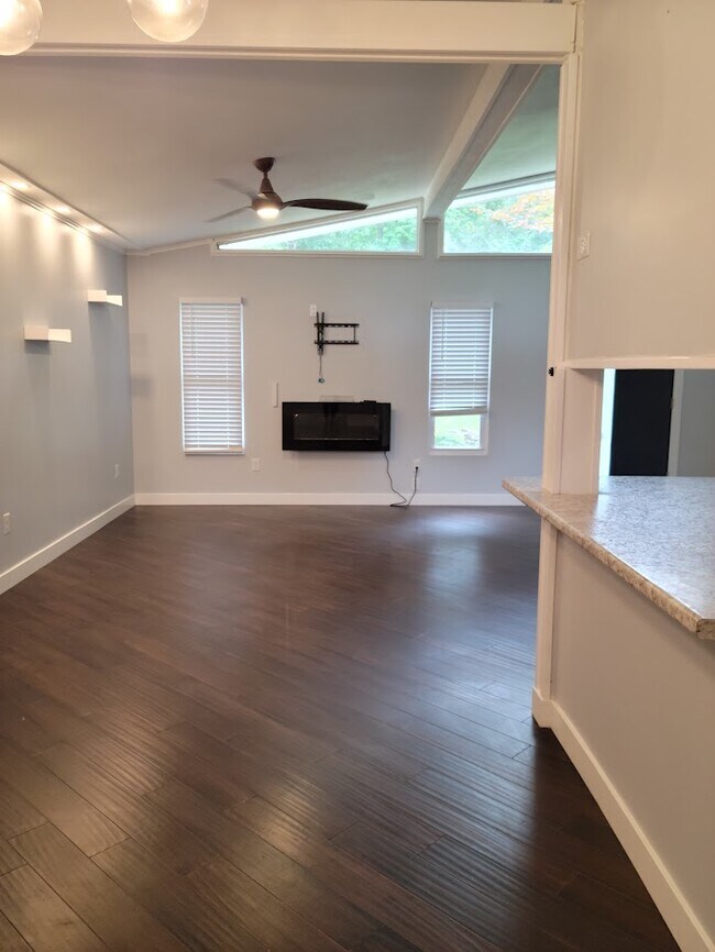 Building Photo - 117 Apple Cir