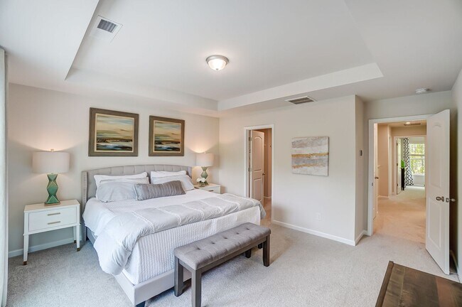 Building Photo - 4 Bedroom townhouse in Davidson