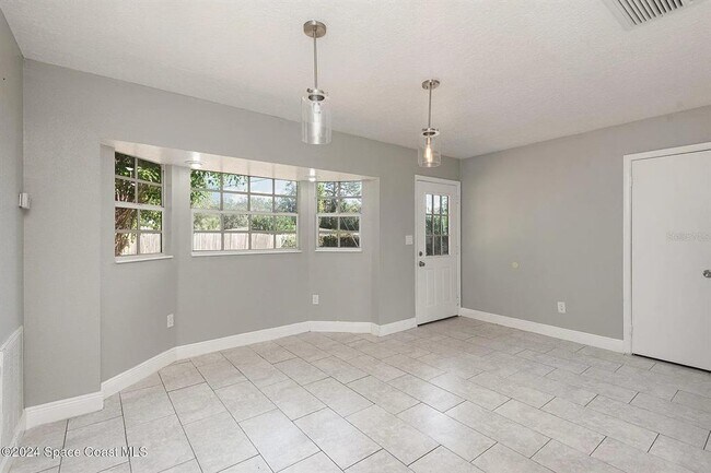Building Photo - 1885 Golfview Dr