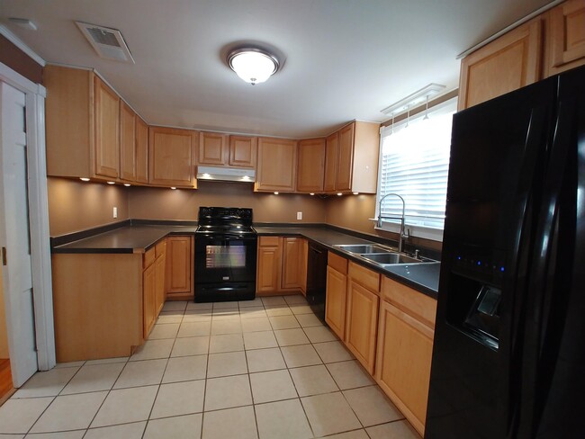 Building Photo - 728 W 2nd Ave