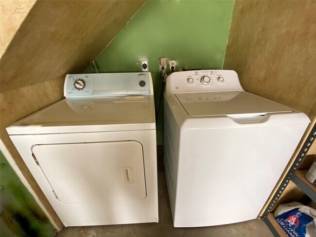 Building Photo - 735 Arlington St