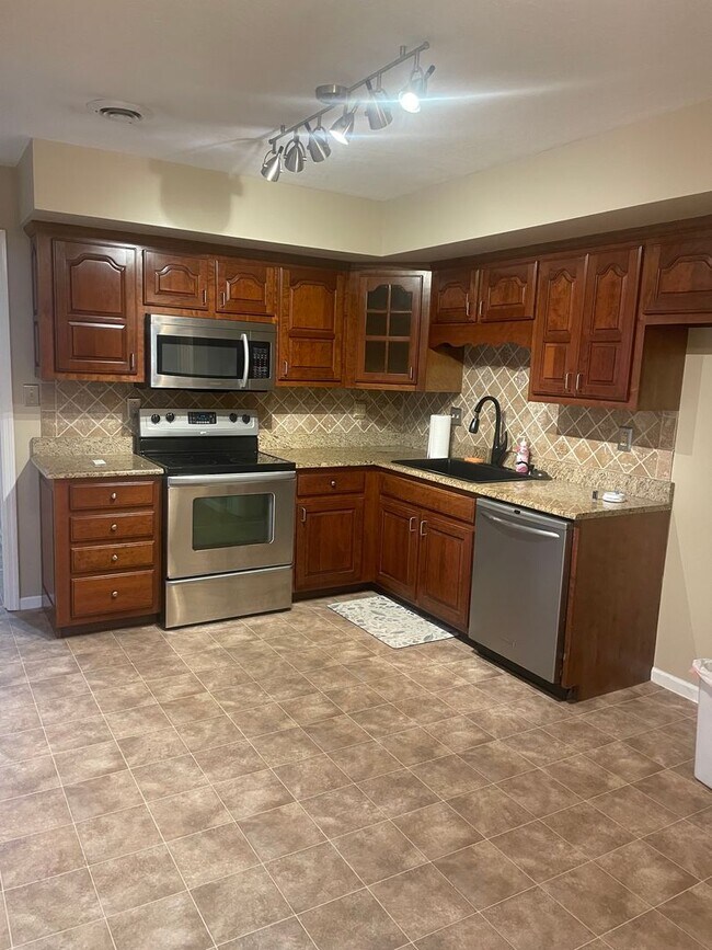 Building Photo - Knoxville 37914 - 3 bedroom, 2 bath home -...