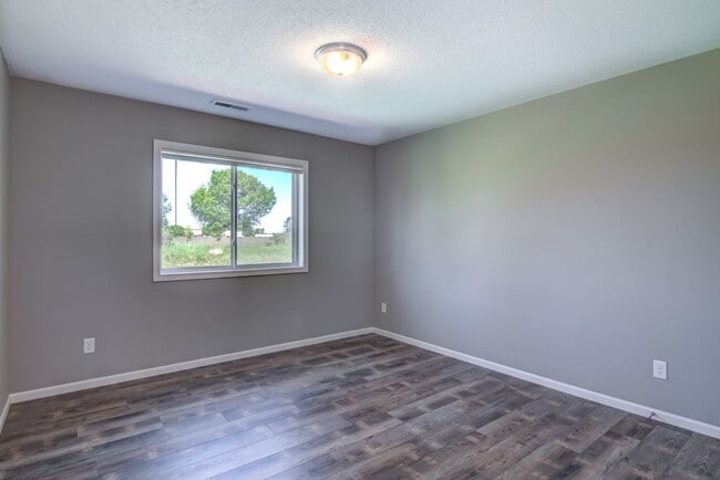 Building Photo - 2 Bedroom Town Home