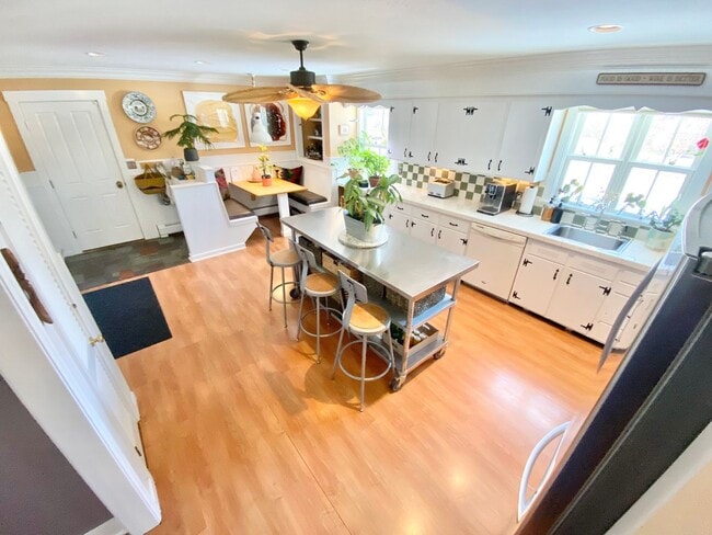 Building Photo - Charming 3-Bedroom 2-Bathroom Ranch in Laurel Hill Available 6/1