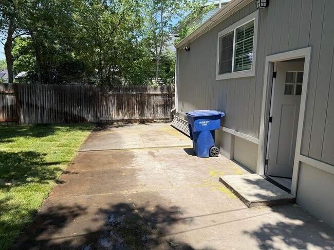 Building Photo - Newly renovated 4 bedroom home!