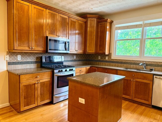 Building Photo - Gorgeous 3 story, 3 bed home in Ocean Park!
