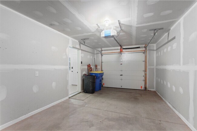 Building Photo - 3 Bed / 2-1/2 Bath Single Family Home