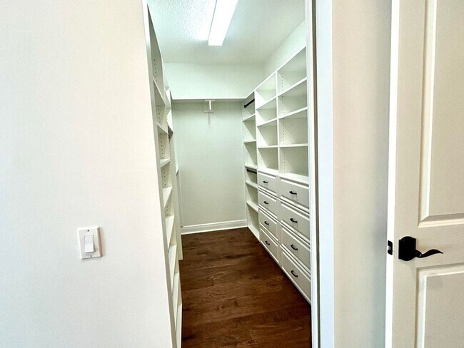 Building Photo - 2024 Foxtail View Ct