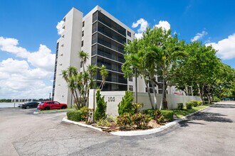 Building Photo - 105 Lake Emerald Dr