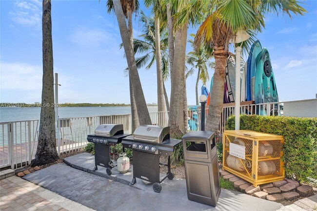 Building Photo - 10350 W Bay Harbor Dr