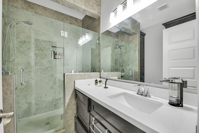 Building Photo - 708 E La Cantera Ave