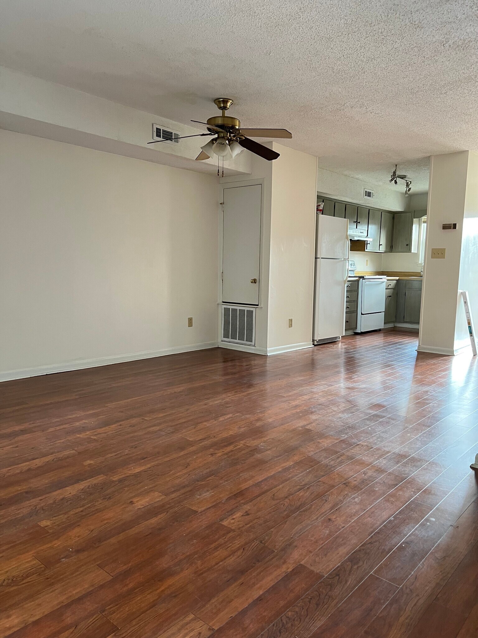 Building Photo - 205 Marinawoods Dr SE