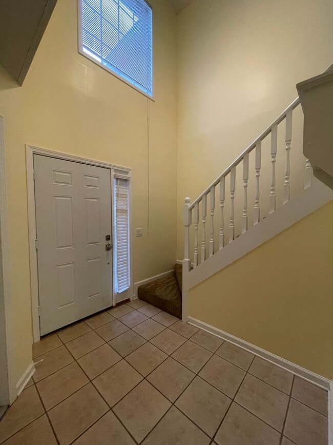 Building Photo - Foxchase Subdivision - End Unit!