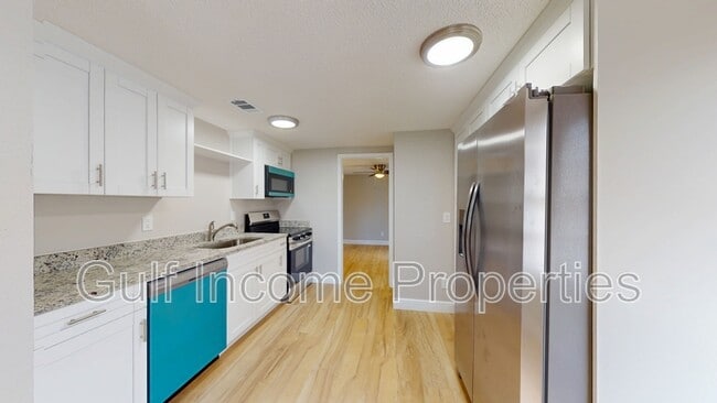 Building Photo - 2515 30th Ave Dr E