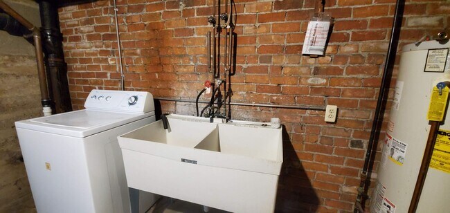 Building Photo - 841 E University Ave