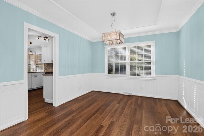 Building Photo - 2438 Knickerbocker Dr