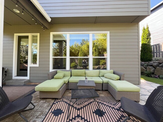 Building Photo - Expansive 4-Bedroom Home with Office, Ente...