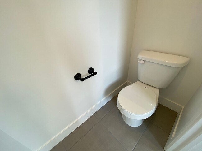 Building Photo - Beautiful Newer Rockwell Ranch Townhome (End Unit)