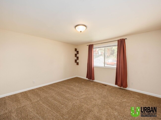 Building Photo - 4 bedroom 2 bath room house for rent in So...