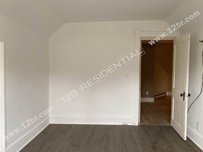 Building Photo - 2-Bedroom 3rd Story Unit in Toledo's Histo...