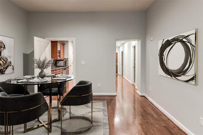 Building Photo - 914 Main St