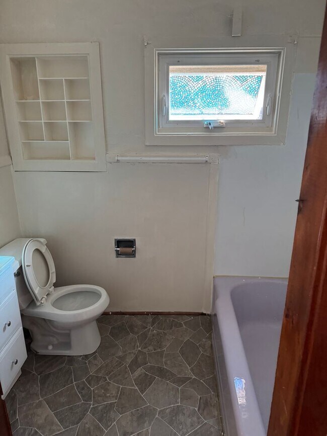 Building Photo - 3 bedroom 1 bath unit