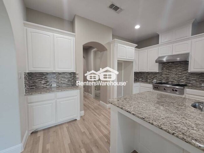 Building Photo - FOR RENT - MOVE IN READY in the highly sou...