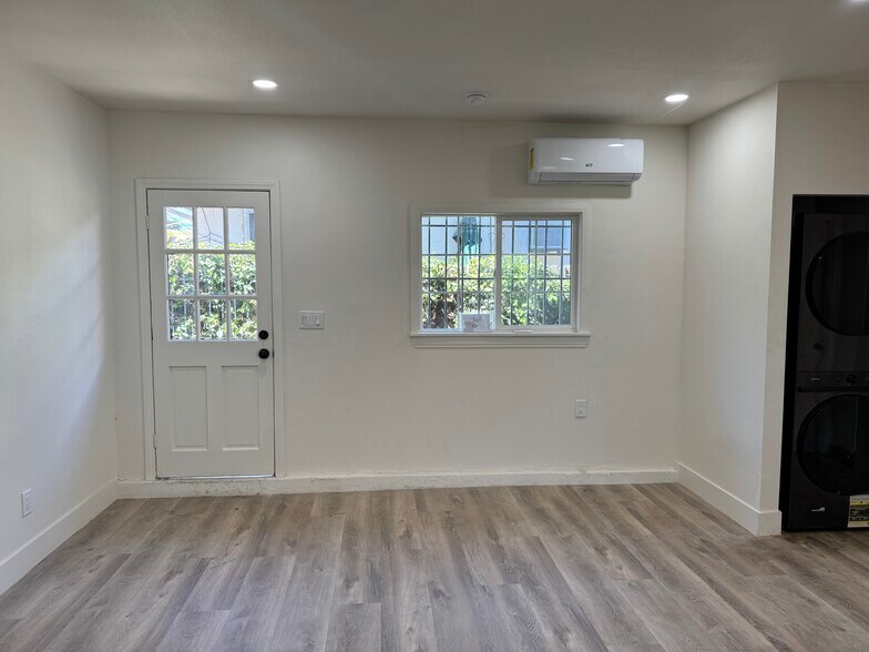 Building Photo - 765 W Lexington Ave