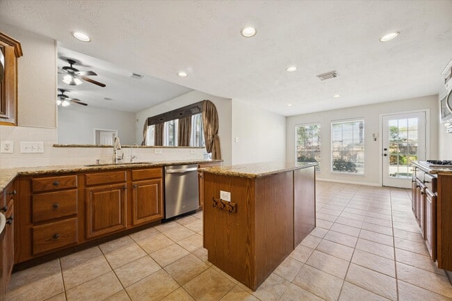 Building Photo - 501 Pine Bluff Dr