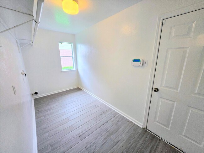 Building Photo - 4018 N Crystal Lake Cir