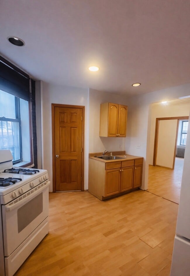 Building Photo - 144 W 9th St