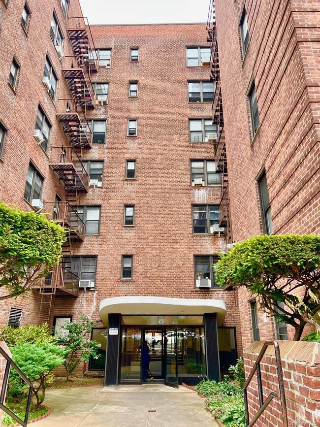 Primary Photo - 83-60 Vietor Ave