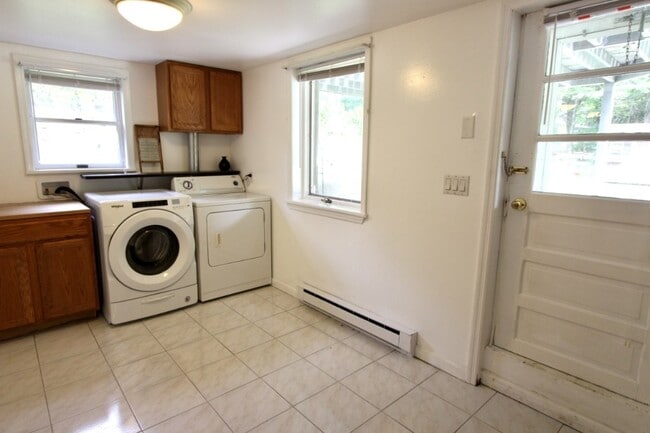 Building Photo - 4 Bedroom 3 Bath Well Kept House in West H...
