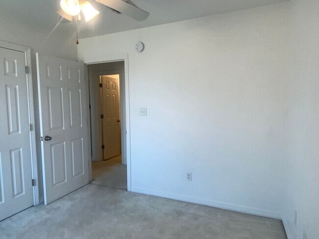 Building Photo - 4 BEDROOM, EASY COMMUTE