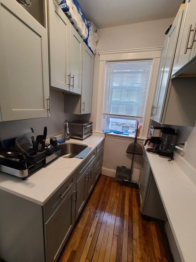 Building Photo - Renovated - Stainless Appliances - Close to Whole Foods
