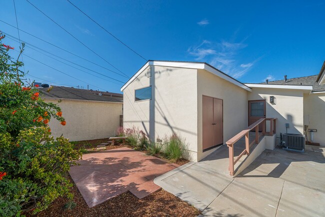 Building Photo - Charming Manhattan Beach Home Rental!
