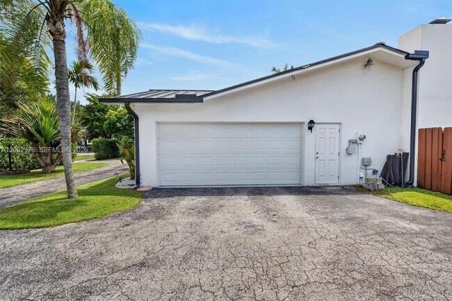 Building Photo - 16840 SW 87th Ave