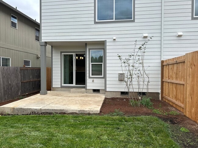 Building Photo - New 3 Bed / 3 Bath Duplex! $500 Amazon Gift Card! First 1.5 Month's Rent Is Free!
