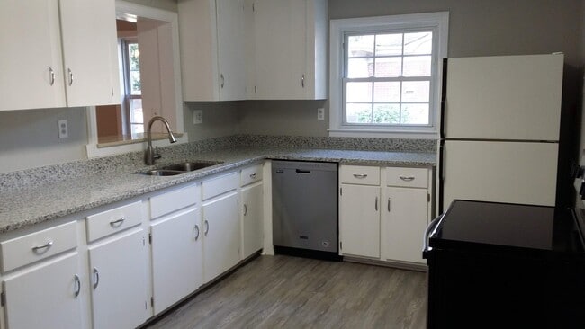 Building Photo - 1709 Merry Oaks Rd