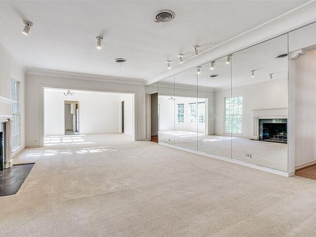 Building Photo - "Charming 3-Bedroom Home on University Blvd – Spacious 2402 Sq Ft with 2 Full Baths in Prime Univ...