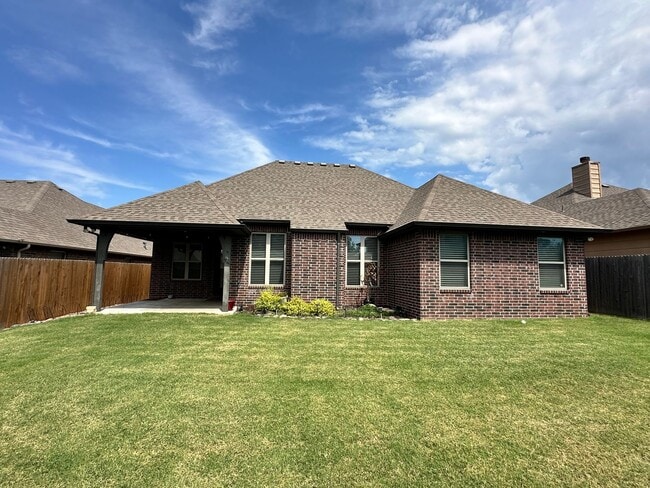 Building Photo - 3 bed, 2 bath -Aspen Pond