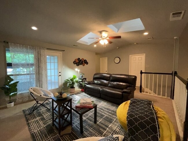 Building Photo - 3909 Meadow Dr