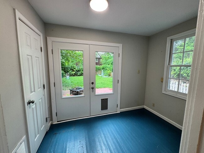 Building Photo - 305 Hurley Ave