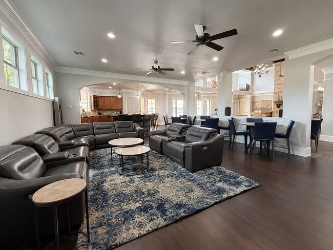 Building Photo - Open Floorplan and Amazing Resort Style Community!